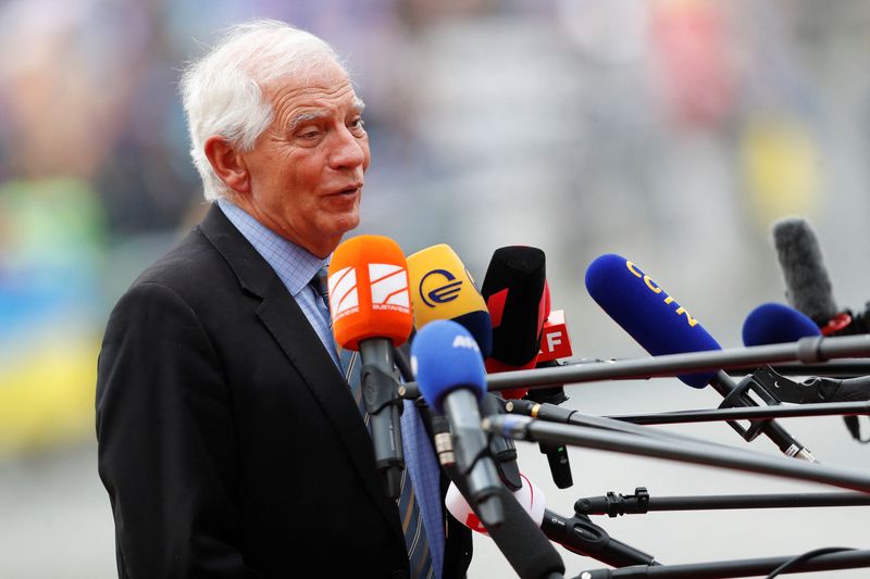 &copy; Reuters. FOTO DE ARCHIVO. El jefe de la política exterior de la Unión Europea, Josep Borrell, asiste a la cumbre informal de la UE y a la reunión en el seno de la Comunidad Política Europea en el Castillo de Praga, en Praga, República Checa. 7 de octubre de 2