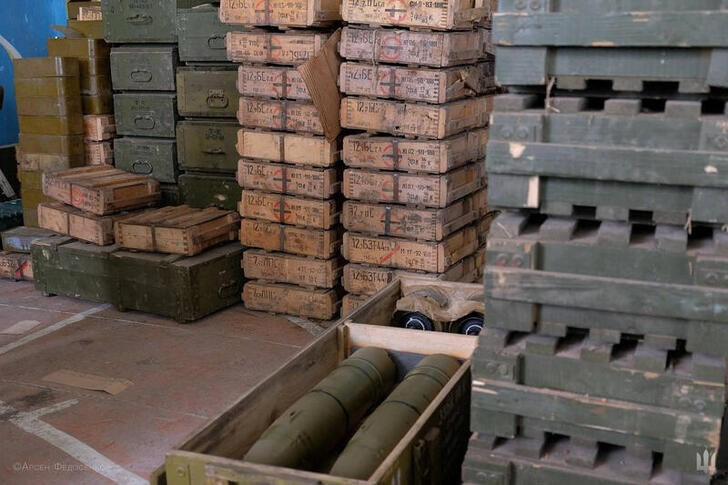 &copy; Reuters. Imagen de archivo de cajas de bombas y municiones capturadas por las Fuerzas Armadas de Ucrania durante su contraofensiva en la región de Járkov. 11 septiembre 2022. Imagen facilitada por el servicio de prensa del comandante en jefe de las Fuerzas Armad