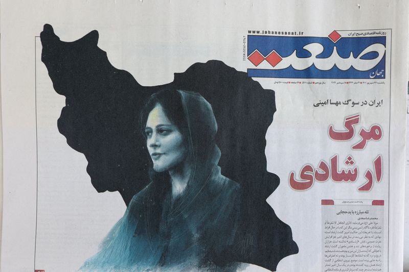 &copy; Reuters. مهسا أميني على الصفحة الأولى لصحيفة في طهران يوم 18 سبتمبر أيلول 2022. صورة لرويترز من وكالة أنباء غرب آسيا.