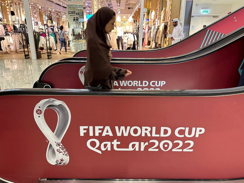 &copy; Reuters. FOTO DE ARCHIVO: Fútbol - Copa Mundial de la FIFA Qatar 2022 Previa - Doha, Qatar - 13 de octubre. El logo de la Copa Mundial 2022 en una escalera mecánica dentro del Mall of Qatar. REUTERS/Hamad I Mohammed/