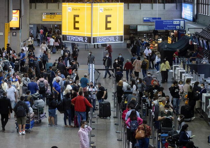&copy; Reuters. FOTO DE ARCHIVO. Vista de la actividad de pasajeros en el aeropuerto Guarulhos de la ciudad de Sao Paulo, en Brasil. Enero 2022.  REUTERS/Roosevelt Cassio
