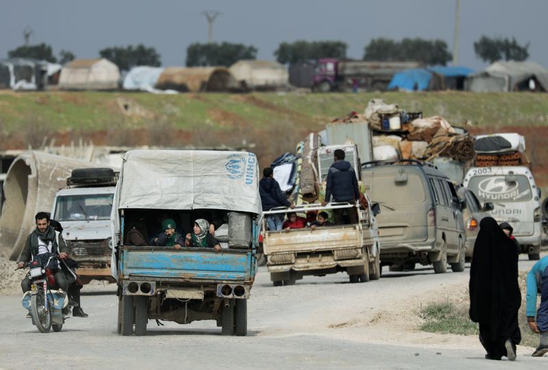 &copy; Reuters. FOTO DE ARCHIVO: Desplazados internos montan en camiones con sus pertenencias en Afrin, Siria. 18 de febrero, 2020. REUTERS/Khalil Ashawi/Archivo