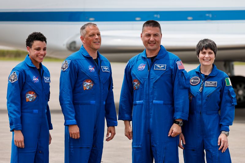 © Reuters. FILE PHOTO: NASA astronauts Kjell Lindgren, Robert Hines, and Jessica Watkins, and European Space Agency astronaut Samantha Cristoforetti of Italy pose for a picture ahead of their scheduled launch on the Crew Dragon spacecraft to begin a six-month expedition on the International Space Station, at Cape Canaveral, Florida, U.S. April 18, 2022.  REUTERS/Joe Skipper