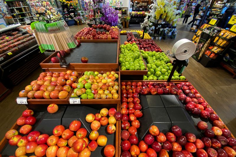 &copy; Reuters. FILE PHOTO: Apples are displayed for sale at the produce area as customers browse grocery store shelves inside Kroger Co.'s Ralphs supermarket amid fears of the global growth of coronavirus cases, in Los Angeles, California, U.S. March 15, 2020.  REUTERS/