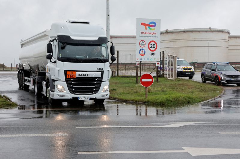 © Reuters. FILE PHOTO: A fuel tanker leaves a TotalEnergies depot and former oil refinery, in Mardyck near Dunkerque, France, October 13, 2022. REUTERS/Pascal Rossignol/File Photo