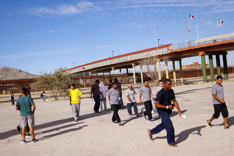 Hundreds of Venezuelan migrants leave southern Mexico to travel to U.S. border