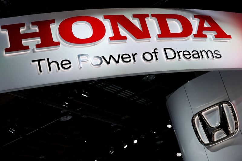 © Reuters. FILE PHOTO: The Honda booth displays the company logo at the North American International Auto Show in Detroit, Michigan, U.S., January 16, 2018.  REUTERS/Jonathan Ernst