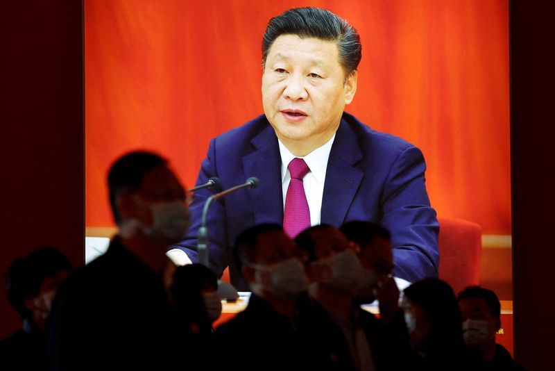 &copy; Reuters. Visitantes em frente a uma imagem do presidente chinês, Xi Jinping, em exposição que acontece às vésperas do Congresso do Partido Comunista da China. REUTERS/Florence Lo 