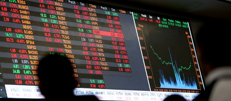 © Reuters. Pessoa observa telão com variações durante pregão na Bovespa, em São Paulo
09/05/2016
REUTERS/Paulo Whitaker