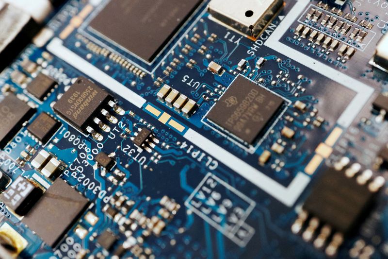 © Reuters. Imagem de chips semicondutores em placa de circuito
 25/02/2022
REUTERS/Florence Lo