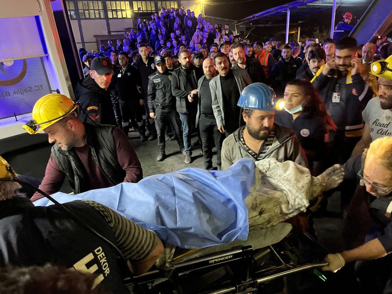 &copy; Reuters. Trabalhador de mina de carvão é transportado até ambulância após explosão em Amasra, no norte da Turquia.Nilay Meryem Comlek/Depo Photos via REUTERS