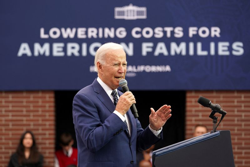 © Reuters. U.S. President Joe Biden speaks about lowering costs for American families during his visit to Irvine Valley Community College, in Irvine, California, U.S., October 14, 2022.  REUTERS/Kevin Lamarque