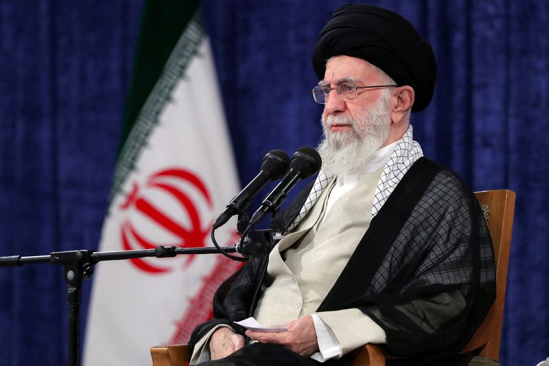 © Reuters. O líder supremo do Irã, Aiatolá Ali Khamenei, em reunião em Teerã. 12 de outubro, 2022. Crédito: WANA (West Asia News Agency)/Divulgação via REUTERS