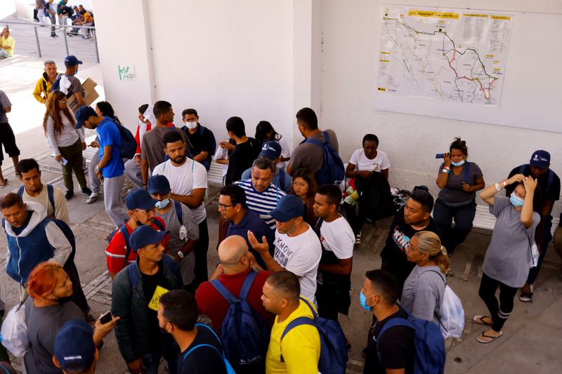 &copy; Reuters. Venezuelan migrants, expelled from the U.S., and sent back to Mexico under Title 42, stand outside the office of the Center for Integral Attention to Migrants (CAIM) in Ciudad Juarez, Mexico October 14, 2022. REUTERS/Jose Luis Gonzalez