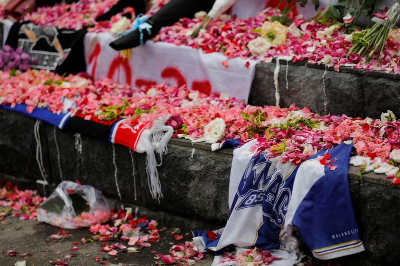 &copy; Reuters. 　インドネシアのマフッド調整相は１４日、同国の東ジャワ州でプロサッカーリーグの試合後に暴動が起きて１３１人が死亡した問題で、調査の結果、事故が起きたのは警察が使用した催涙