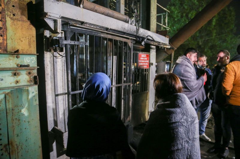 © Reuters. أقارب عمال المناجم ينتظرون خارج منجم الفحم الذي حدث به انفجار في إقليم بارتين بشمال تركيا يوم السبت. تصوير: كاجلا جوردوجان - رويترز.