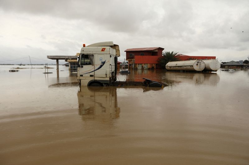 © Reuters. عربات غارقة في مياه الفيضانات أمام محطة وقود في مدينة لوكوجا بنيجيريا بتاريخ 13 أكتوبر تشرين الأول 2022. تصوير: افولابي سوتوندي - رويترز.