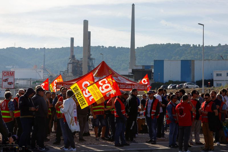 &copy; Reuters. Des personnes se rassemblent lors d'une manifestation des travailleurs de TotalEnergies et Esso ExxonMobil devant la raffinerie de TotalEnergies à La Mède, en France. /Photo prise le 11 octobre 2022/REUTERS/Eric Gaillard