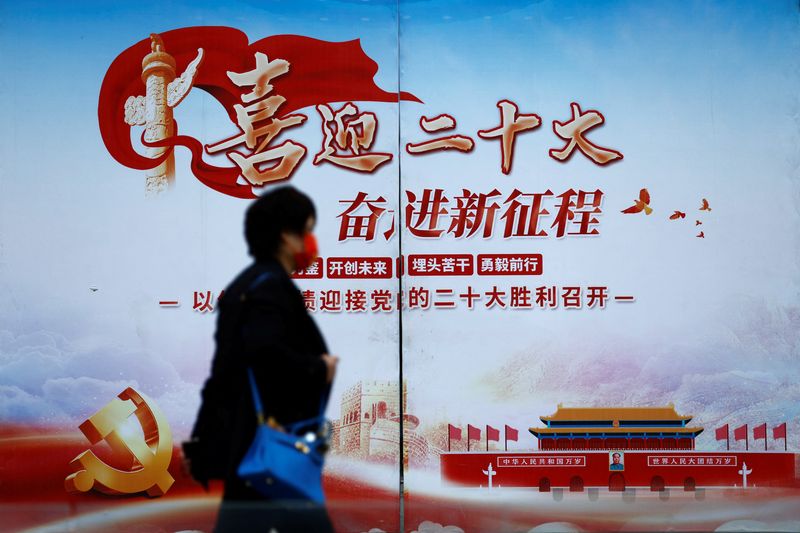 &copy; Reuters. Foto del viernes de una mujer pasando junto a un cartel que da la bienvenida al 20 Congreso del Partico Comunista de China en Pekín 
Oct 14, 2022. REUTERS/Tingshu Wang
