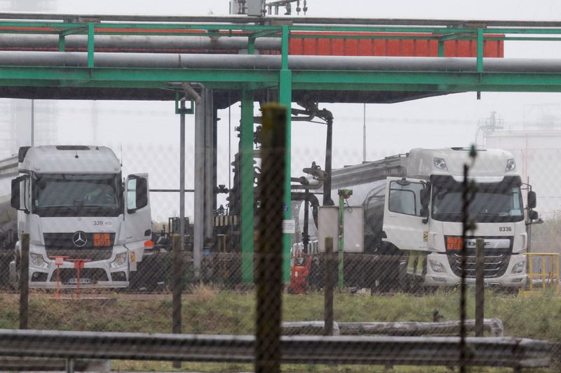 © Reuters. FILE PHOTO - A truck driver fills his fuel tanker, at a TotalEnergie former oil refinery, in Mardyck, near Dunkerque, France, October 13, 2022. REUTERS/Pascal Rossignol