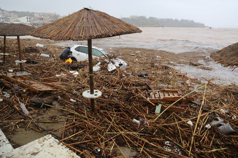 &copy; Reuters. منظر عام لسيارة لحق بها ضرر على أحد الشواطئ بعد الفيضانات المفاجئة في قرية أجيا بيلاجيا  بجزيرة كريت اليونانية يوم السبت. تصوير: رويترز.
