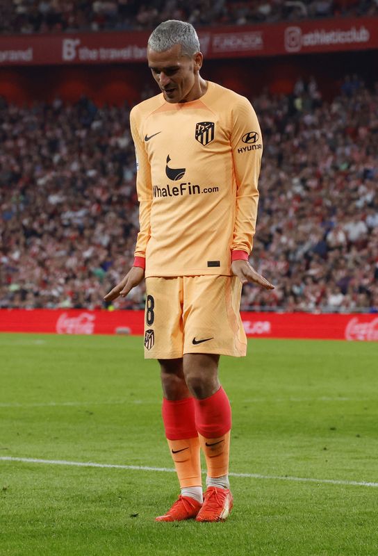&copy; Reuters. أنطوان جريزمان لاعب أتليتيكو مدريد يحتفل بتسجيل الهدف الأول لفريقه أمام أتليتيك بيلباو في دوري الدرجة الأولى الإسباني لكرة القدم يوم السبت