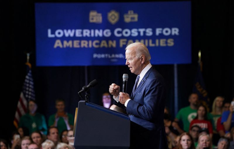 &copy; Reuters. U.S. President Joe Biden speaks about lowering costs for American families during a visit to the East Portland Community Center in Portland, Oregon, U.S., October 15, 2022.  REUTERS/Kevin Lamarque