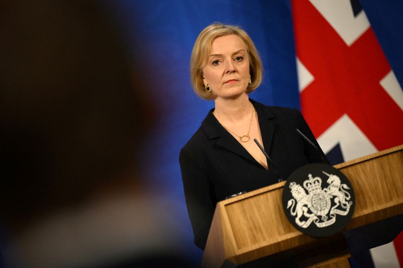 &copy; Reuters. FILE PHOTO: British Prime Minister Liz Truss attends a news conference in London, Britain, October 14, 2022.  Daniel Leal/Pool via REUTERS