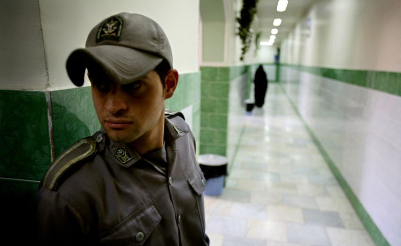 © Reuters. أحد حراس السجن يقف في ممر بسجن إيفين في صورة من أرشيف رويترز.