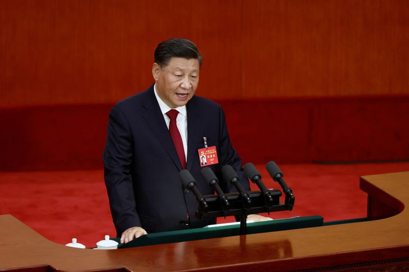 © Reuters. الرئيس الصيني شي جين بينغ يتحدث خلال افتتاح المؤتمر العشرين للحزب الشيوعي الحاكم في قاعة الشعب الكبرى ببكين يوم الأحد. تصوير: توماس بيتر - رويترز