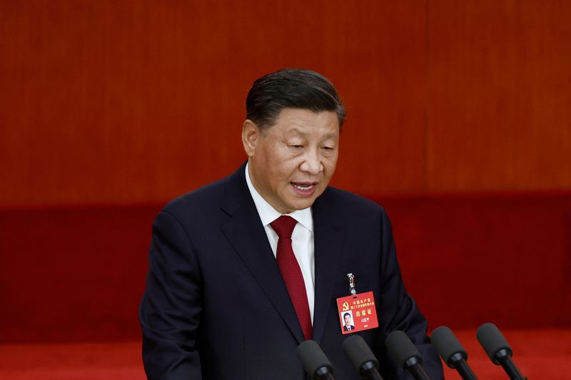 &copy; Reuters. الرئيس الصيني شي جين بينغ يتحدث خلال افتتاح مؤتمر الحزب الشيوعي الحاكم في قاعة الشعب الكبرى ببكين يوم الأحد. تصوير: توماس بيتر - رويترز