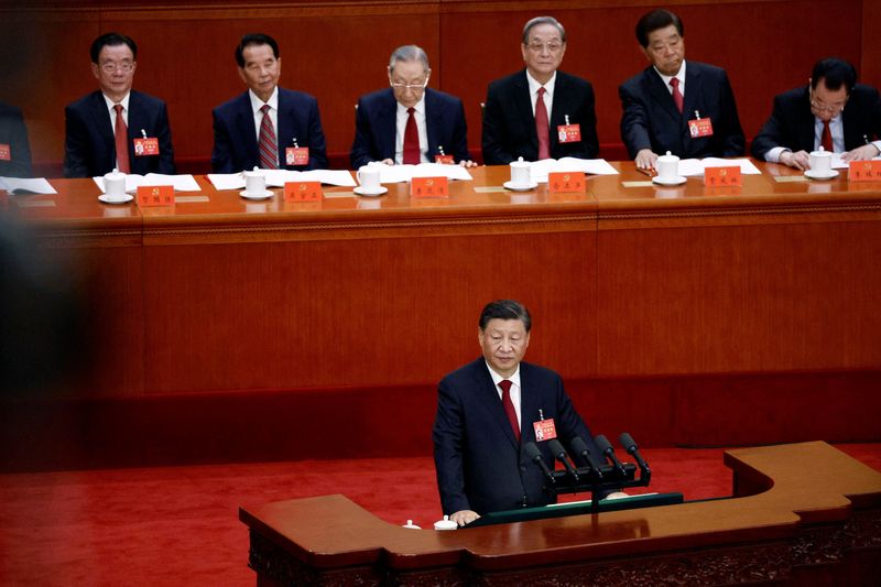 &copy; Reuters. الرئيس الصيني شي جين بينغ يتحدث في في افتتاح مؤتمر الحزب الشيوعي في قاعة الشعب الكبرى ببكين يوم الأحد. تصوير: توماس بيتر - رويترز