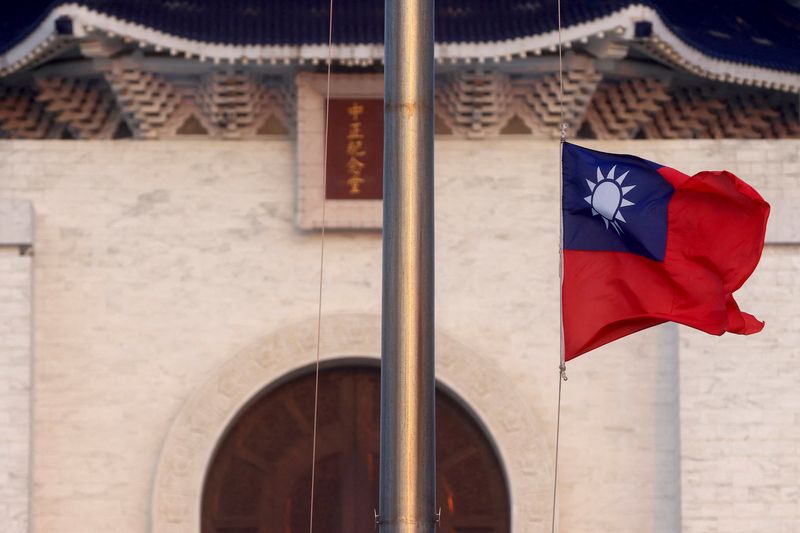 © Reuters. FILE PHOTO: A Taiwan flag can be seen at Liberty Square in Taipei, Taiwan, July 28, 2022. REUTERS/Ann Wang