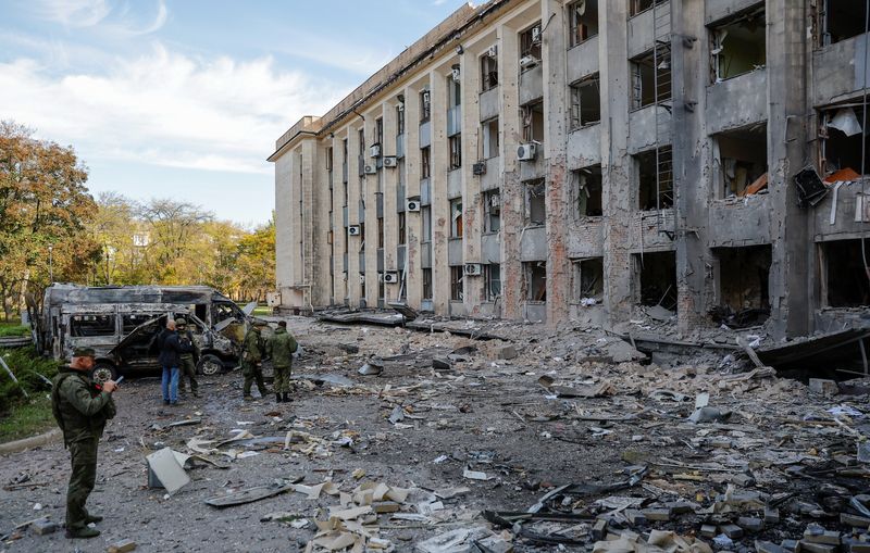 © Reuters. A view shows the city administration building hit by recent shelling in the course of Ukraine-Russia conflict in Donetsk, Russian-controlled Ukraine, October 16, 2022.  REUTERS/Alexander Ermochenko