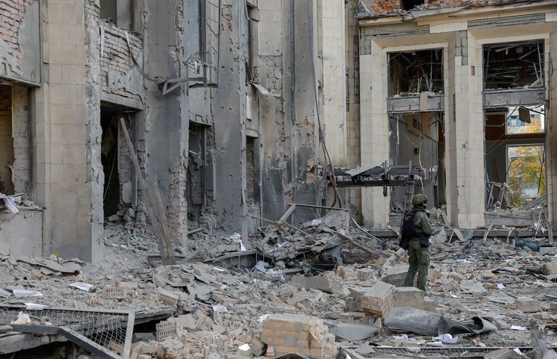 &copy; Reuters. منظر عام لمبنى مدينة دونيتسك الإداري المدمر نتيجة للقصف الروسي على اوكرانيا في دونيتسك بأوكرانيا يوم الأحد. تصوير: ألكسندر إرموشينكو - رويت