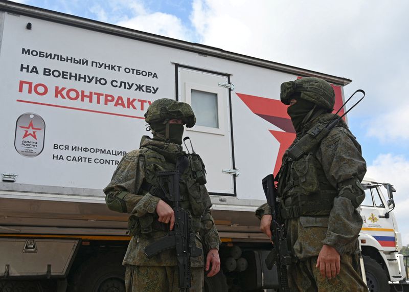 &copy; Reuters. Des militaires russes se tiennent à côté d'un centre de recrutement mobile pour le service militaire sous contrat à Rostov-on-Don, en Russie. /Photo prise le 17 septembre 2022/REUTERS/Sergey Pivovarov