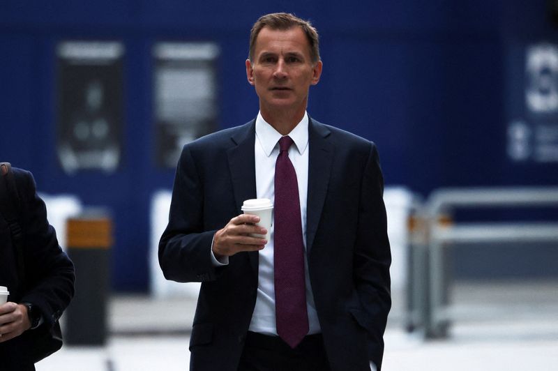 &copy; Reuters. Le nouveau ministre britannique des Finances, Jeremy Hunt arrive à la BBC, à Londres. /Photo prise le 15 octobre 2022/REUTERS/Henry Nicholls