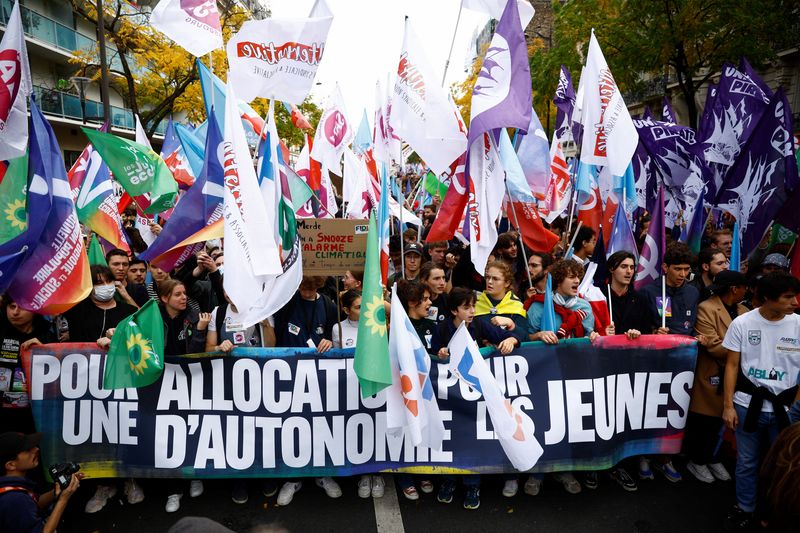 &copy; Reuters. Des manifestants participent à une manifestation de la Nouvelle Union Populaire Écologique et Sociale, contre la flambée de l'inflation et ce qu'ils appellent un manque d'action gouvernementale pour lutter contre le changement climatique, à Paris. /Ph