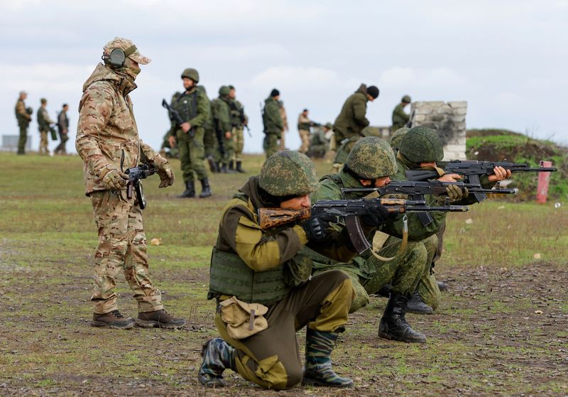 © Reuters. FILE PHOTO - An instructor trains Russian newly-mobilised reservists at a shooting range in the course of Russia-Ukraine conflict in the Donetsk region, Russian-controlled Ukraine, October 10, 2022. REUTERS/Alexander Ermochenko