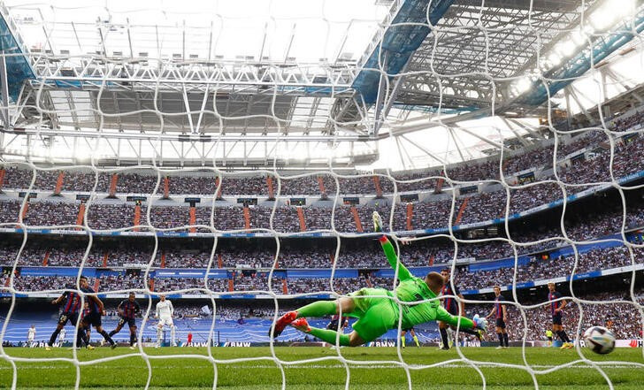 &copy; Reuters. Oct 16, 2022 
Foto del domingo del arquero del Barcelona Marc-Andre ter Stegen volando sin poder contener el gol de Federico Valverde, del Real Madrid

REUTERS/Juan Medina