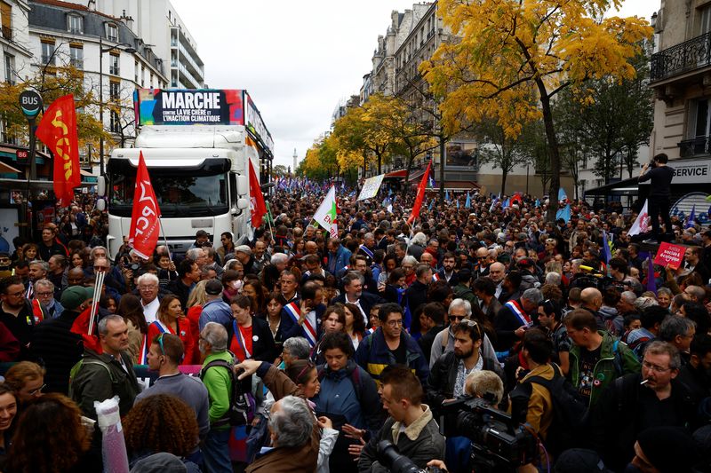 &copy; Reuters. أشخاص يشاركون في مسيرة احتجاجا على على ارتفاع الأسعار في باريس بفرنسا يوم الأحد. تصوير: ستيفان ماهي - رويترز.