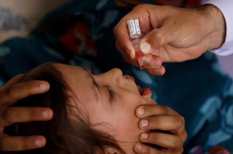 &copy; Reuters. طفلة تتلقى قطرات من لقاح شلل الأطفال بباكستان في صورة من أرشيف رويترز.