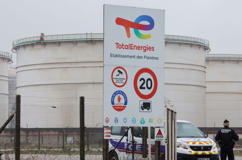 © Reuters. FILE PHOTO: French policemen stand guard in front of giant TotalEnergies gasoline tanks of the former oil refinery in Mardyck near Dunkerque, France, October 13, 2022. REUTERS/Pascal Rossignol