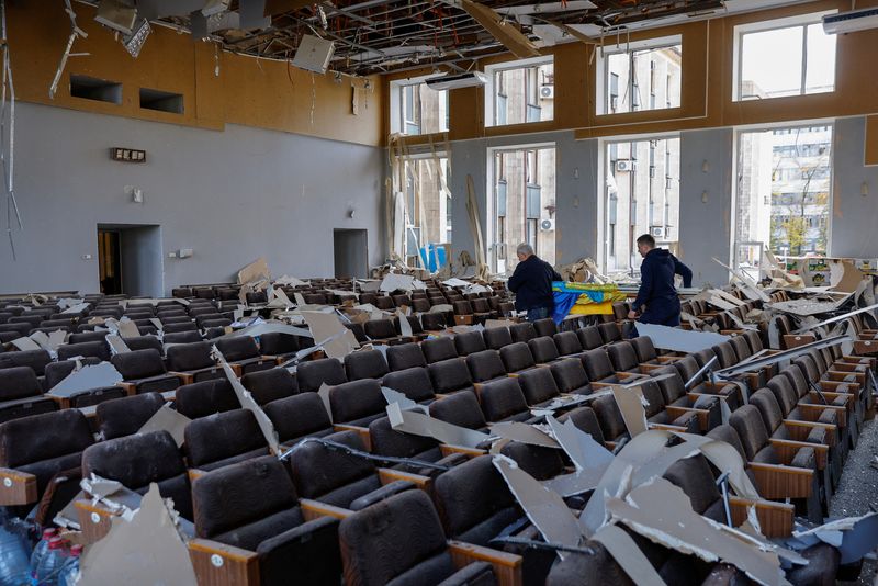 &copy; Reuters. Foto del domingo de un salón dentro del edificio de la administración de la ciudad de Donetsk afectado por los recientes bombardeos en el curso del conflicto entre Ucrania y Rusia
Oct 16, 2022.  REUTERS/Alexander Ermochenko