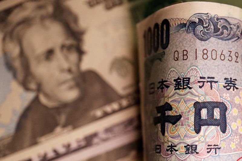 © Reuters. FILE PHOTO: Banknotes of Japanese yen and U.S. dollar are seen in this illustration picture taken September 23, 2022. REUTERS/Florence Lo/Illustration