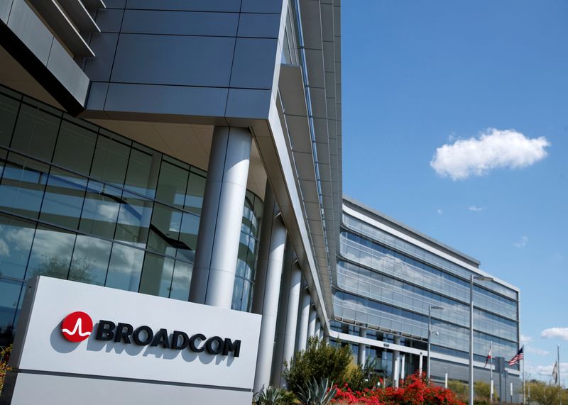 © Reuters. FILE PHOTO: The Broadcom Limited company logo is shown outside one of their office complexes in Irvine, California, U.S., March 4, 2021.  REUTERS/Mike Blake/File Photo