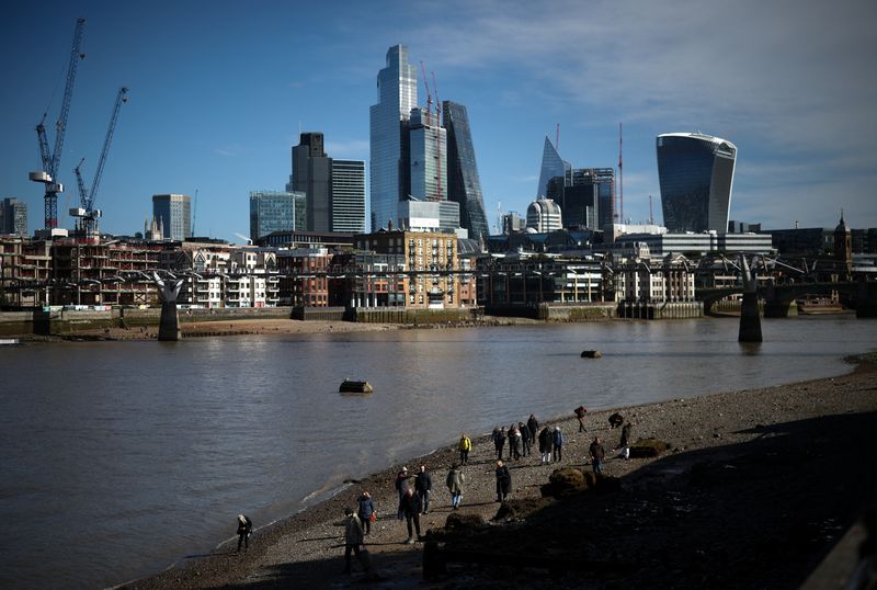 &copy; Reuters. FILE PHOTO: People walk along the bank of the River Thames in London, Britain, October 2, 2022. REUTERS/Henry Nicholls