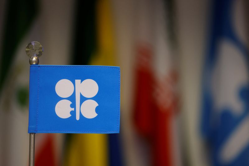 &copy; Reuters. 　石油輸出国機構（ＯＰＥＣ）と非加盟産油国で構成するＯＰＥＣプラスのメンバーは１０月１６日、今月の大幅減産決定に相次いで支持を表明した。写真はＯＰＥＣの旗。ウィーンの本部