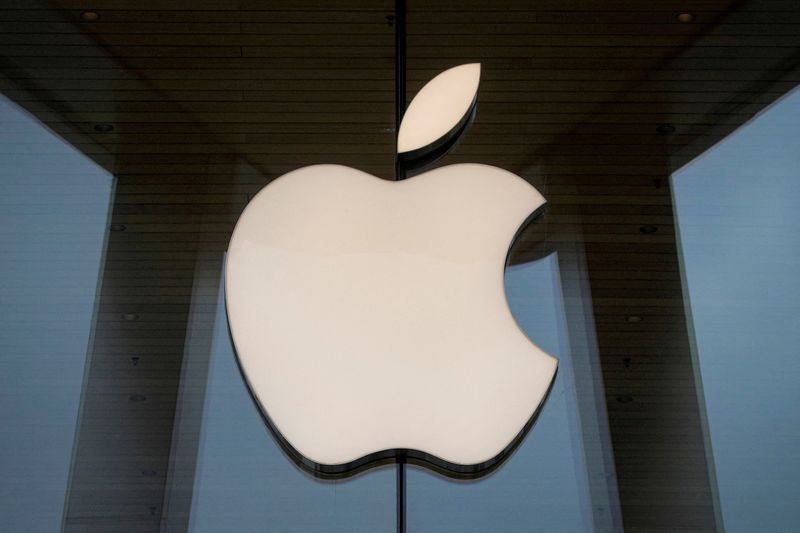 &copy; Reuters. FILE PHOTO: The Apple logo is seen at an Apple Store in Brooklyn, New York, U.S. October 23, 2020.  REUTERS/Brendan McDermid/File Photo