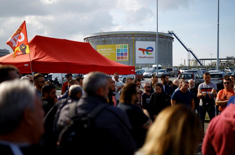 &copy; Reuters. FILE PHOTO: Workers on strike gather in front of the French oil giant TotalEnergies refinery in Donges near Saint-Nazaire, France October 12, 2022. REUTERS/Stephane Mahe